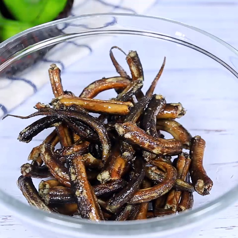 Bước 2 Chiên lươn Lươn kho chuối xanh