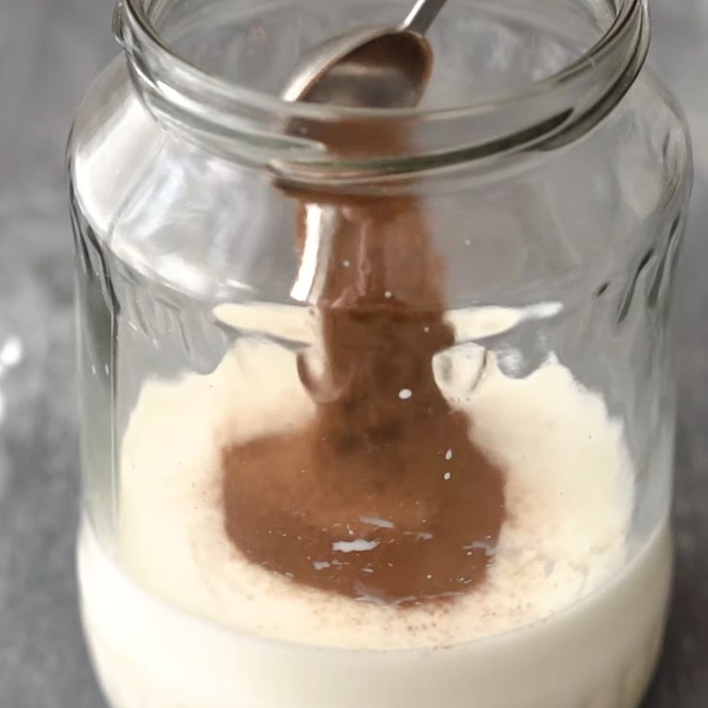 Bước 1 Cho các nguyên liệu vào hũ Caramel Latte