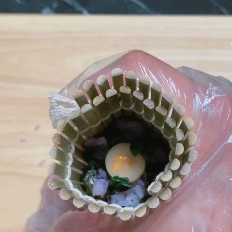 Bước 4 Cuộn cơm và tạo hình hoa anh đào Sushi xúc xích hình hoa đào