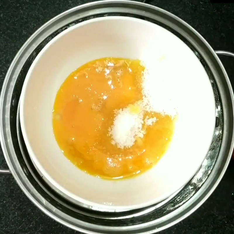 Bước 3 Đánh đều hỗn hợp Sốt dầu trứng chanh leo