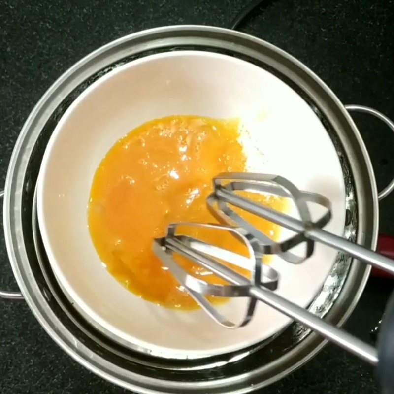 Bước 3 Đánh đều hỗn hợp Sốt dầu trứng chanh leo