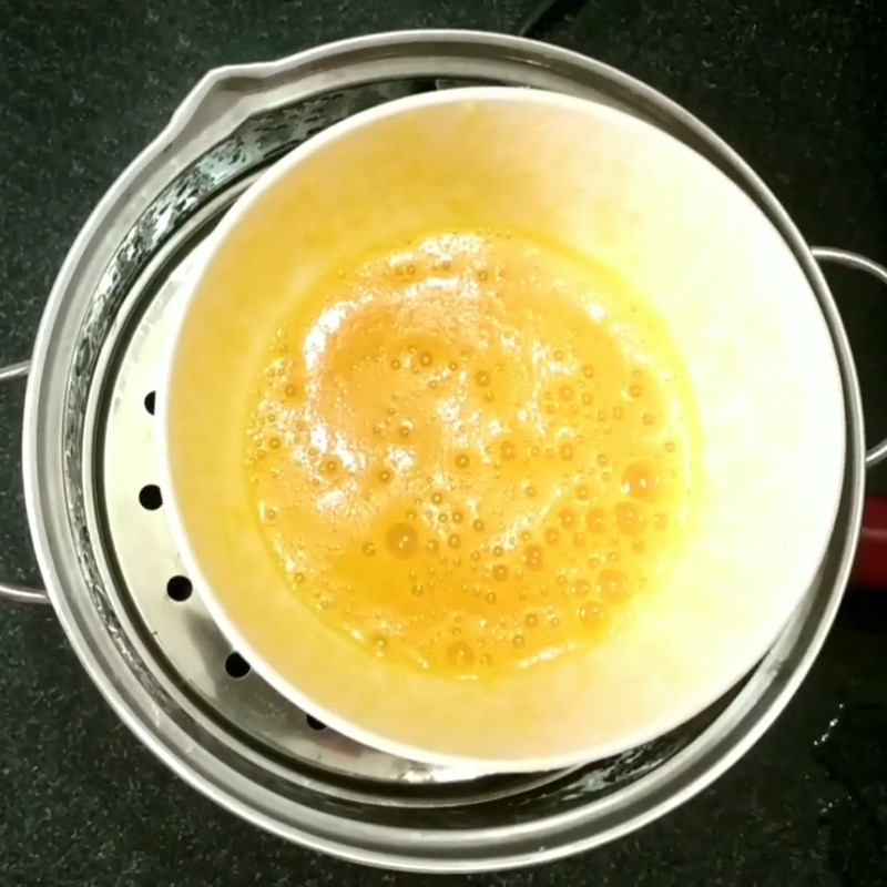 Bước 3 Đánh đều hỗn hợp Sốt dầu trứng chanh leo