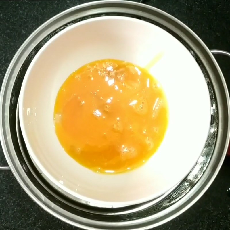 Bước 3 Đánh đều hỗn hợp Sốt dầu trứng chanh leo