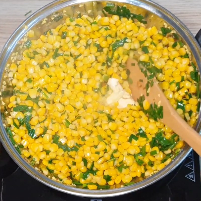 Bước 3 Đảo chảy phô mai Bắp xào phô mai con bò cười