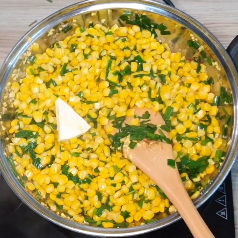 Bước 3 Đảo chảy phô mai Bắp xào phô mai con bò cười