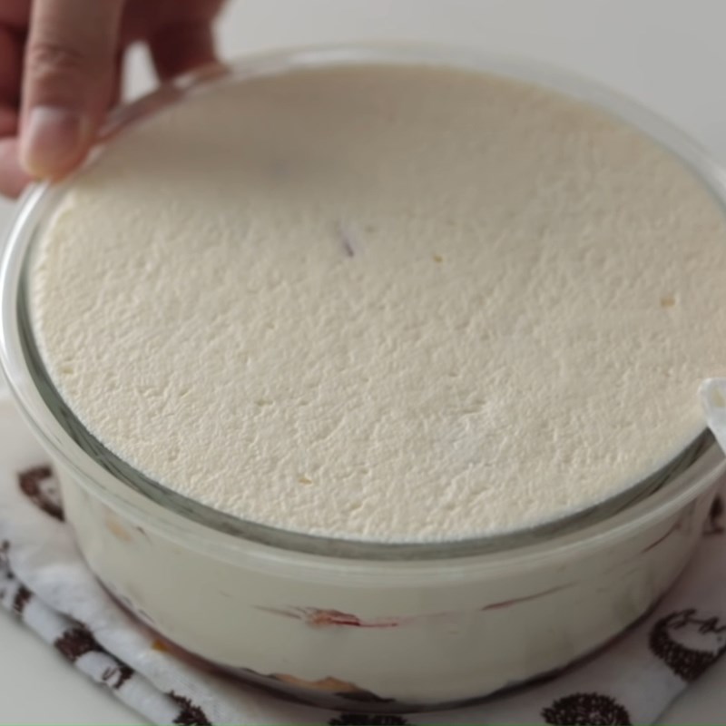 Bước 6 Đổ khuôn bánh tiramisu dâu tây Bánh tiramisu dâu tây