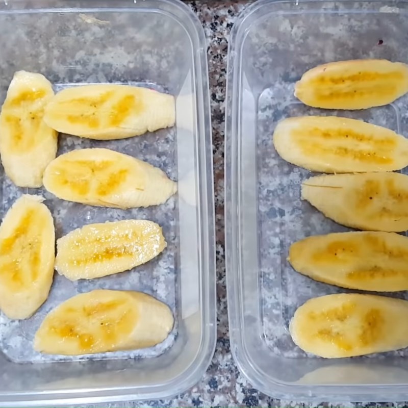 Bước 4 Đổ khuôn và làm lạnh Kem sữa chua trái cây cốt dừa