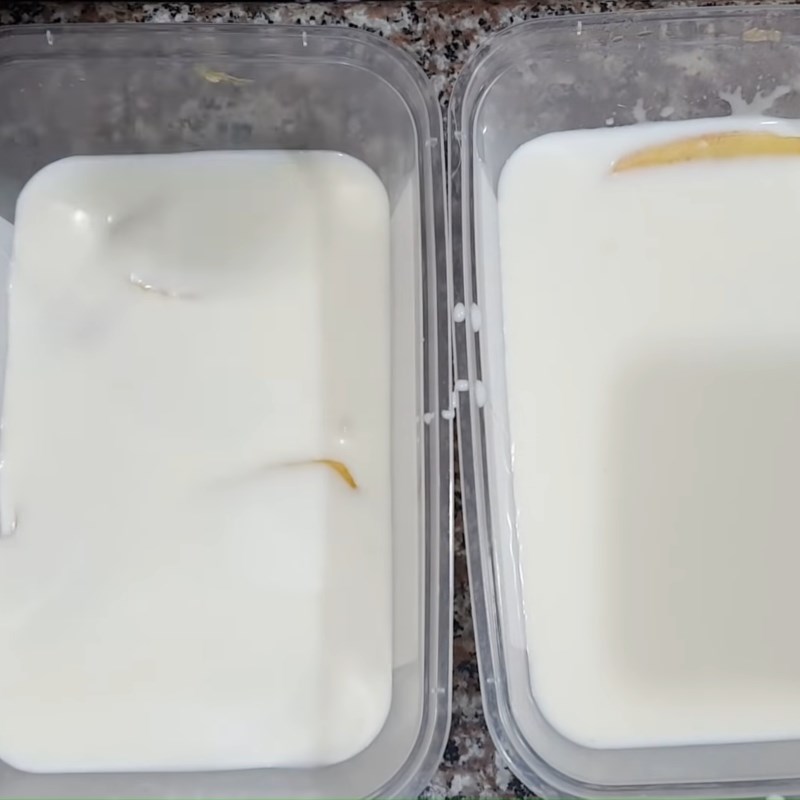 Bước 4 Đổ khuôn và làm lạnh Kem sữa chua trái cây cốt dừa