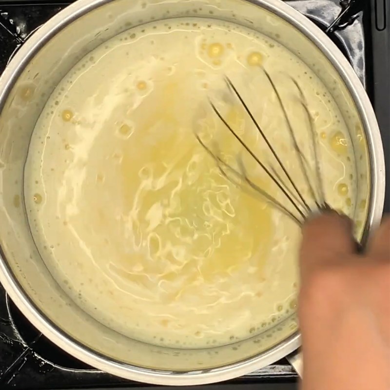 Bước 3 Đun hỗn hợp sữa trứng Bánh mousse chocolate trắng thạch hoa hồng