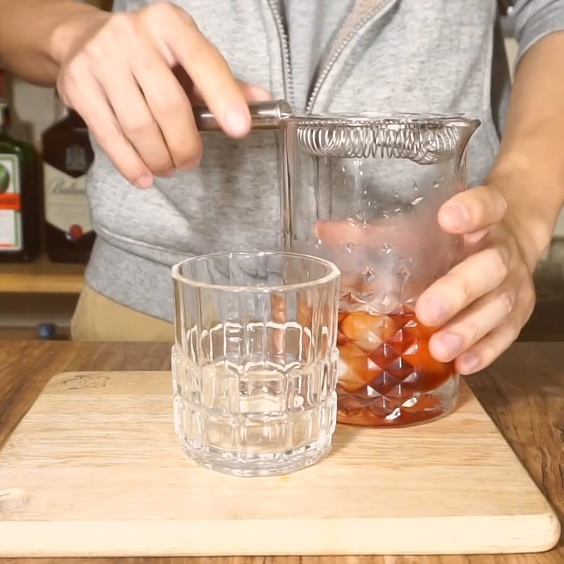 Bước 2 Hoàn thành Cocktail Negroni