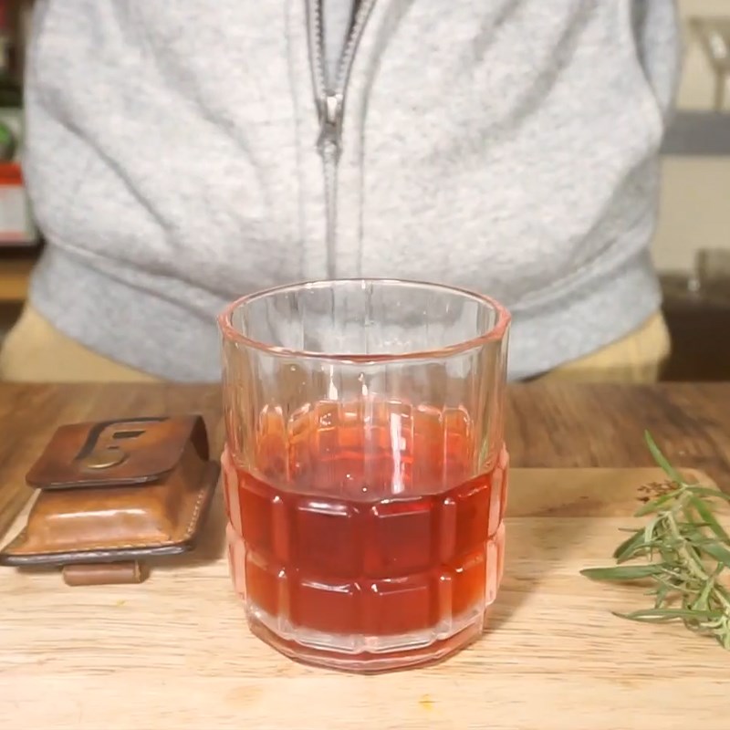 Bước 2 Hoàn thành Cocktail Negroni