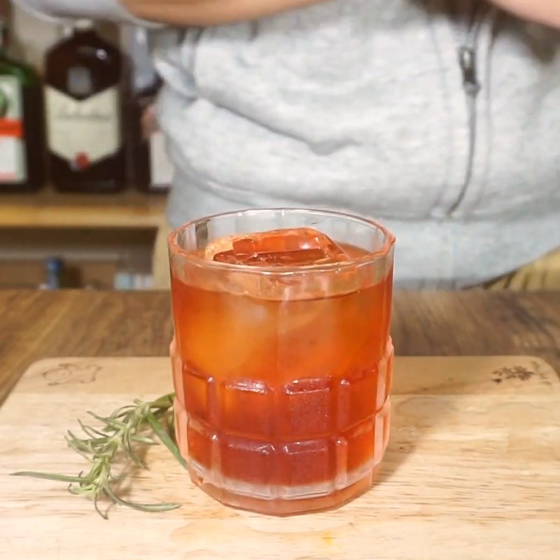 Bước 2 Hoàn thành Cocktail Negroni