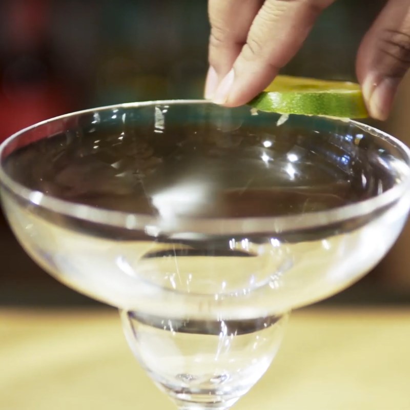 Bước 2 Hoàn thành Cocktail Blue Margarita đá xay