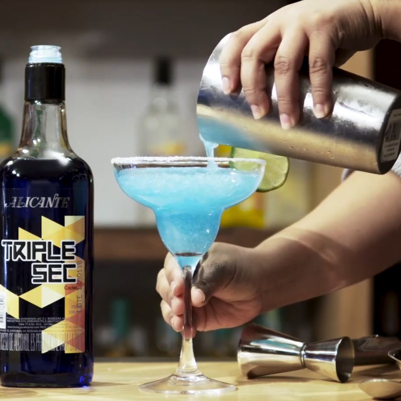 Bước 2 Hoàn thành Cocktail Blue Margarita đá xay