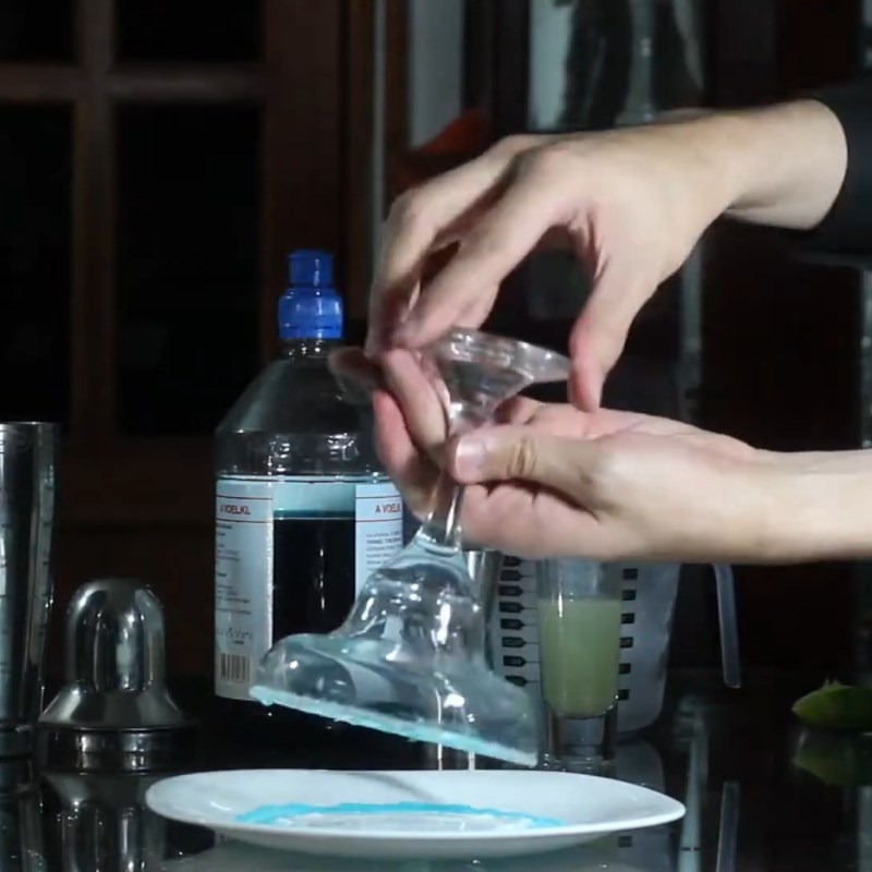 Bước 2 Hoàn thành Cocktail Blue Margarita lắc đá