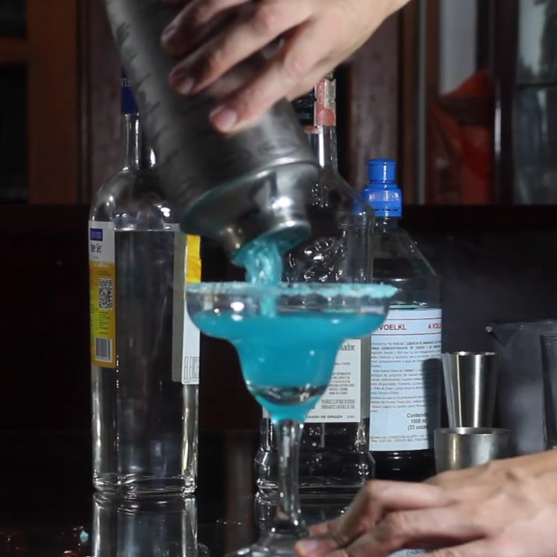 Bước 2 Hoàn thành Cocktail Blue Margarita lắc đá