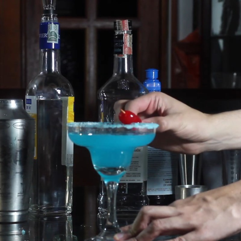 Bước 2 Hoàn thành Cocktail Blue Margarita lắc đá