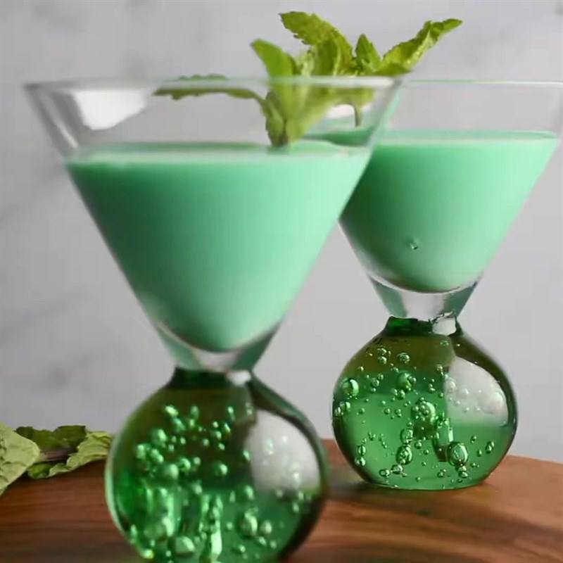 Bước 2 Hoàn thành Cocktail Grasshopper (Châu Chấu)