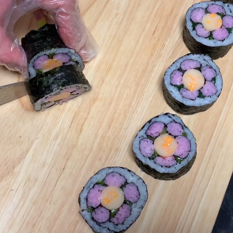 Bước 5 Hoàn thành Sushi xúc xích hình hoa đào