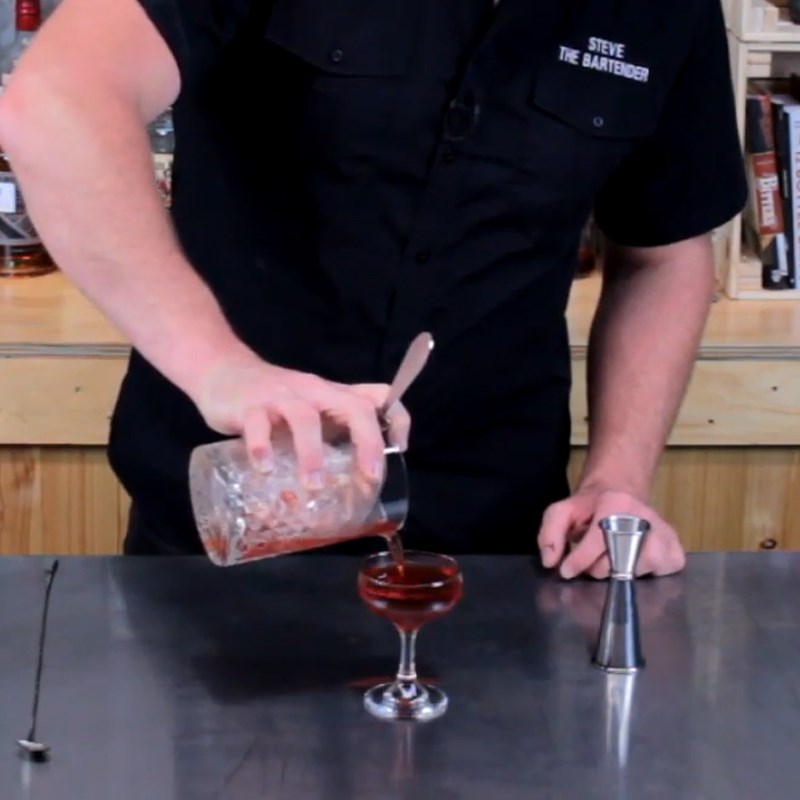 Bước 2 Hoàn thành Cocktail Manhattan