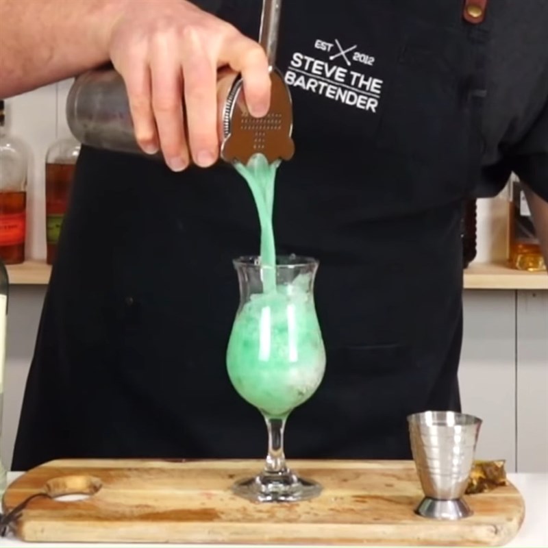 Bước 2 Hoàn thành Cocktail Blue Hawaii