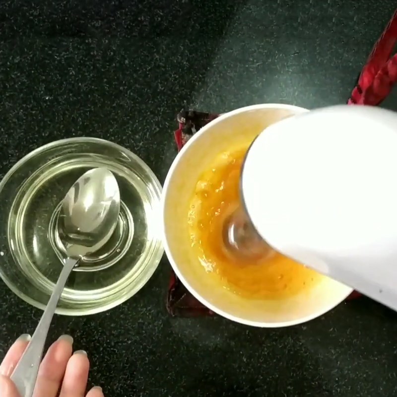 Bước 4 Làm sốt dầu trứng chanh leo Sốt dầu trứng chanh leo