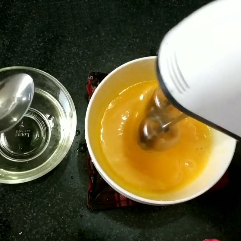 Bước 4 Làm sốt dầu trứng chanh leo Sốt dầu trứng chanh leo