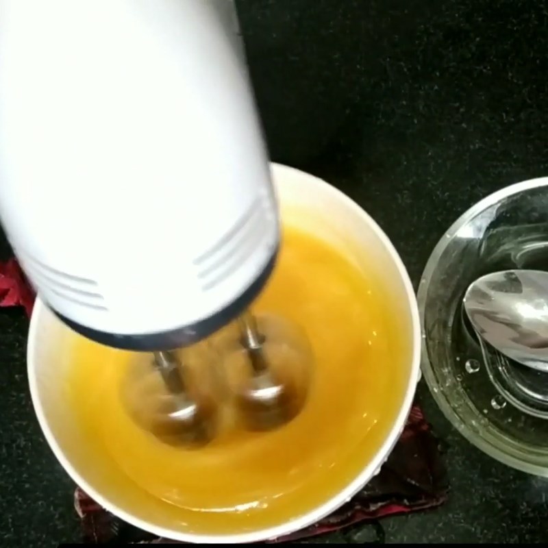 Bước 4 Làm sốt dầu trứng chanh leo Sốt dầu trứng chanh leo