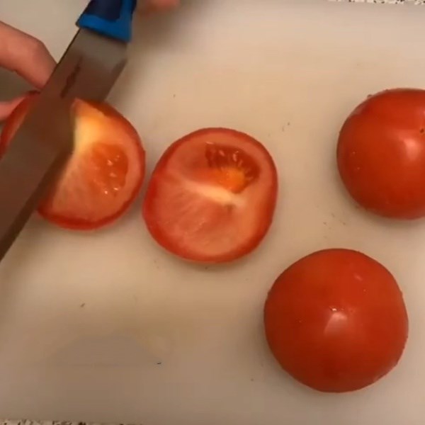 Bước 2 Sơ chế các nguyên liệu khác Bún cá hồi cà chua