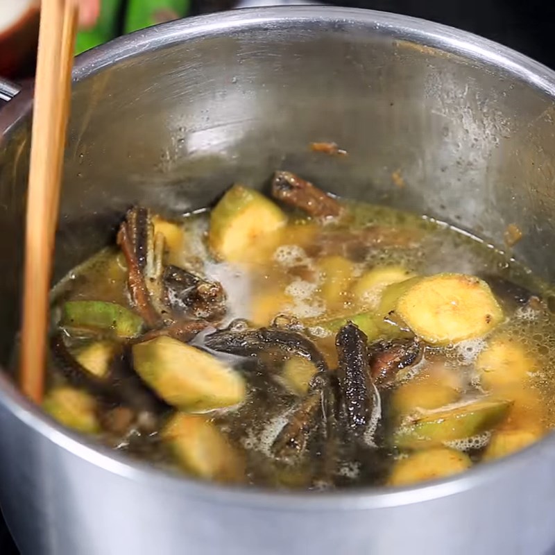 Bước 4 Kho lươn với chuối xanh Lươn kho chuối xanh
