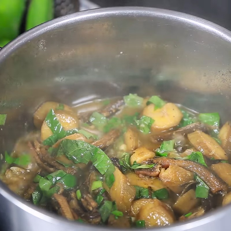 Bước 4 Kho lươn với chuối xanh Lươn kho chuối xanh