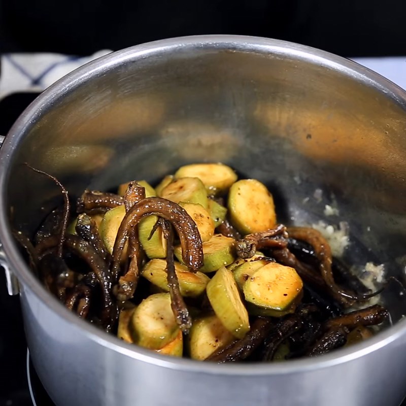 Bước 4 Kho lươn với chuối xanh Lươn kho chuối xanh