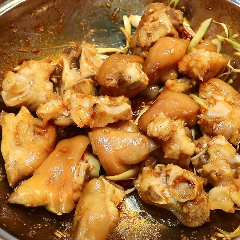 Bước 4 Kho móng giò Móng giò kho sả ớt