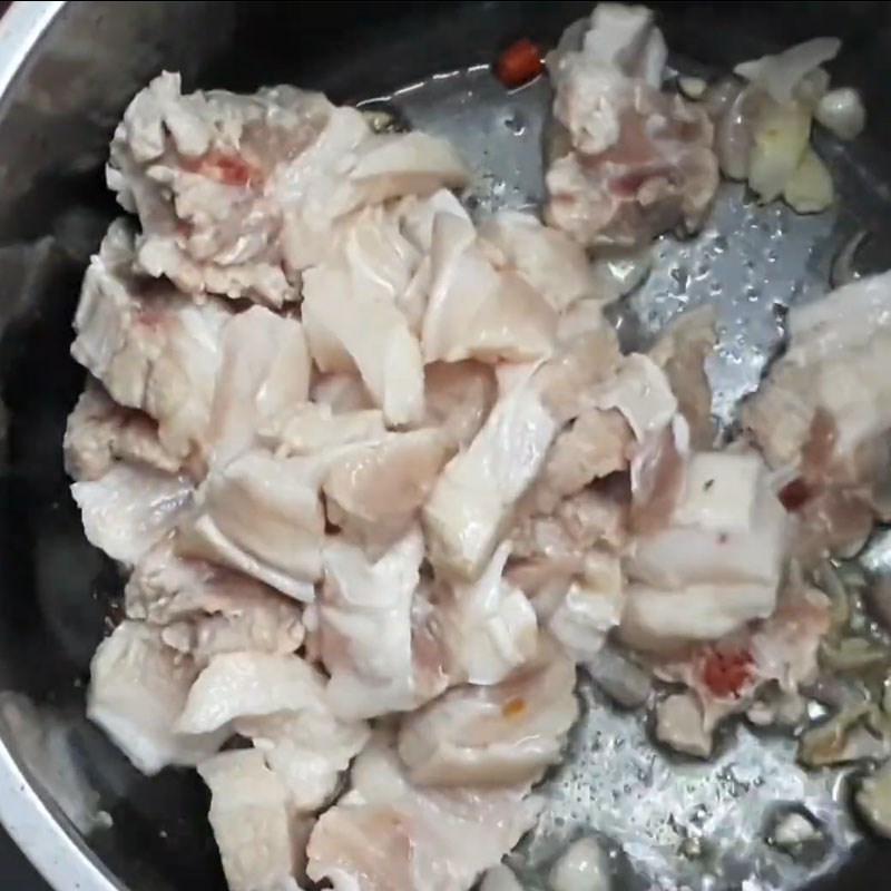 Bước 3 Kho thịt Thịt kho nghệ