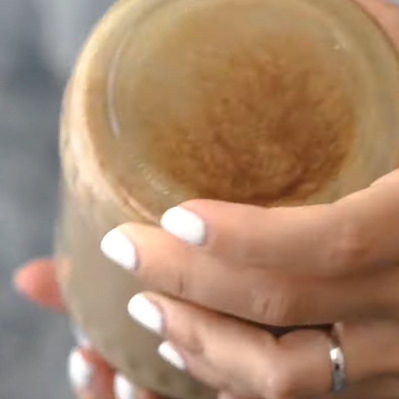 Bước 2 Lắc hỗn hợp làm latte Caramel Latte
