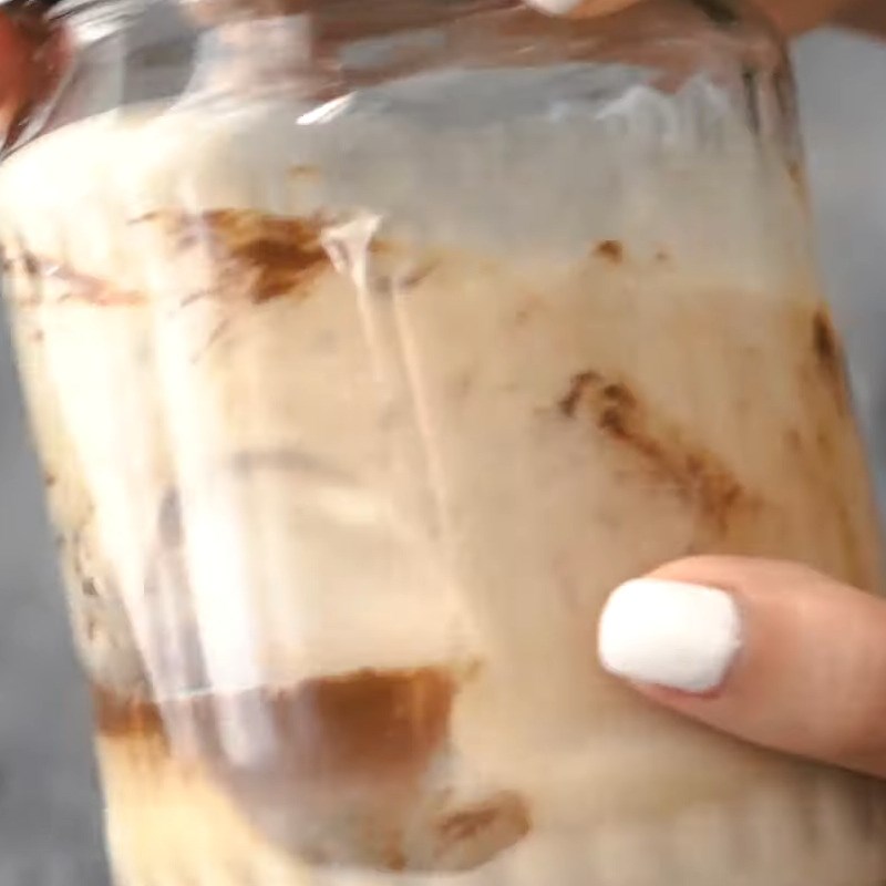 Bước 2 Lắc hỗn hợp làm latte Caramel Latte
