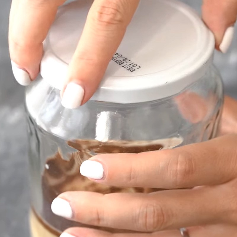 Bước 2 Lắc hỗn hợp làm latte Caramel Latte