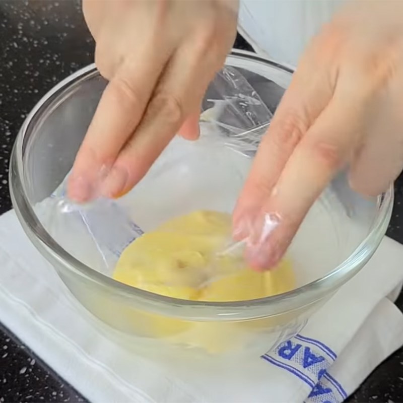 Bước 4 Làm hỗn hợp kem sữa trứng Bánh tart trái cây thập cẩm hình chiếc cốc
