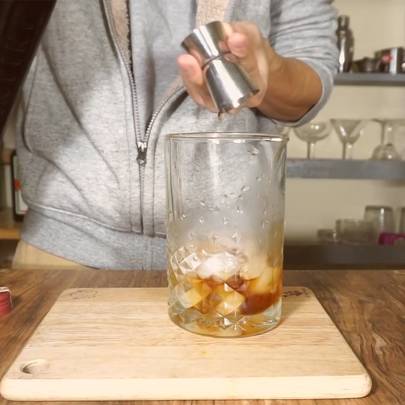 Bước 1 Làm lạnh ly và pha cocktail Negroni Cocktail Negroni