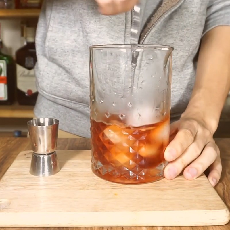 Bước 1 Làm lạnh ly và pha cocktail Negroni Cocktail Negroni