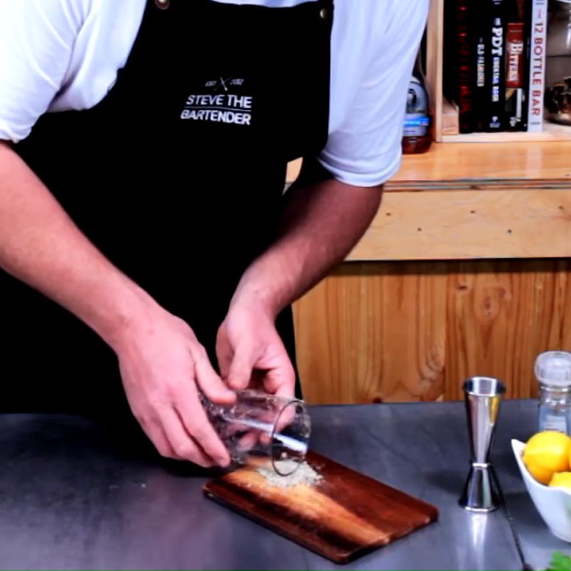 Bước 1 Lăn muối miệng ly Coctail Bloody Mary