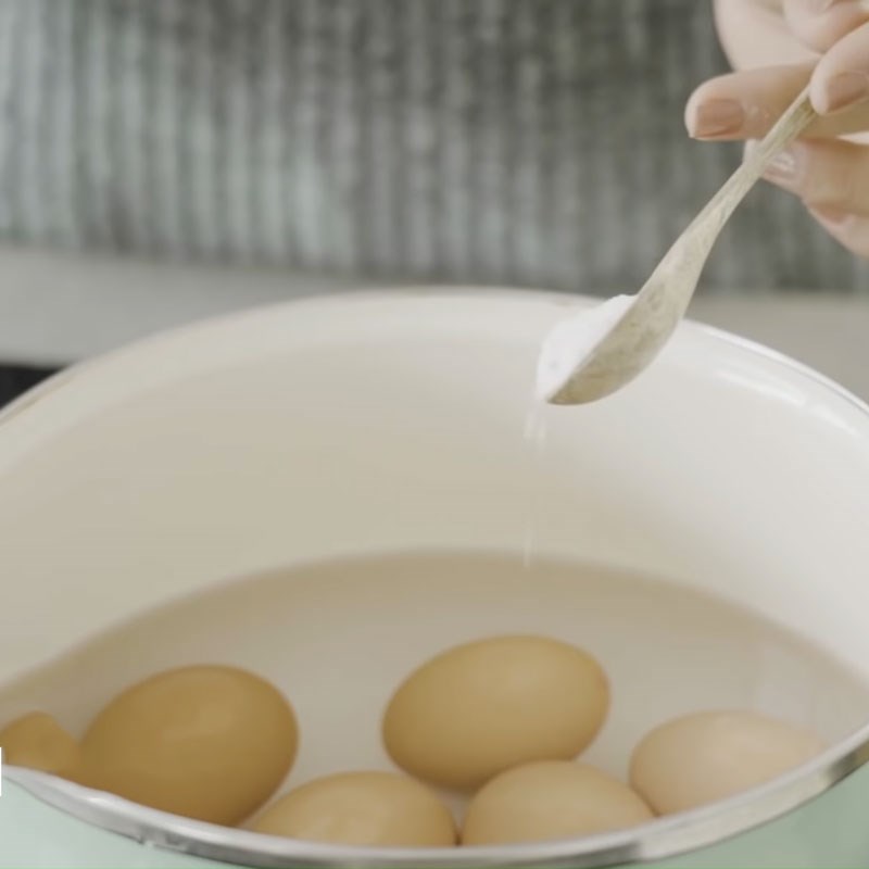 Bước 1 Luộc và bóc vỏ trứng Trứng ác quỷ (deviled egg)