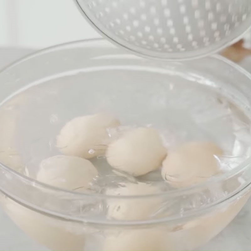 Bước 1 Luộc và bóc vỏ trứng Trứng ác quỷ (deviled egg)