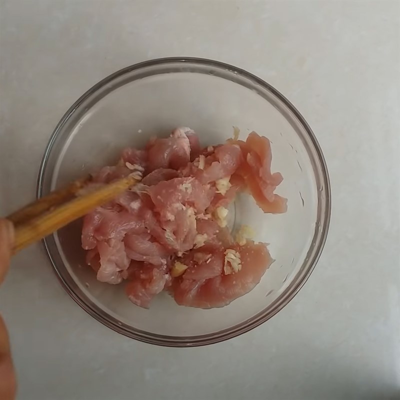 Bước 1 Sơ chế và ướp thịt Nấm bào ngư xào thịt heo