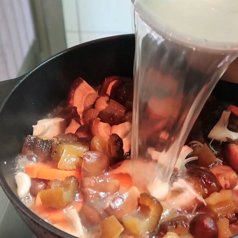 Nồi canh hải sâm nấu nấm đang sôi nhẹ