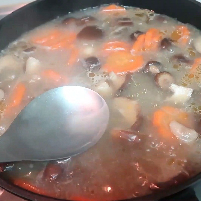 Nêm nếm gia vị cho nồi canh hải sâm nấu nấm