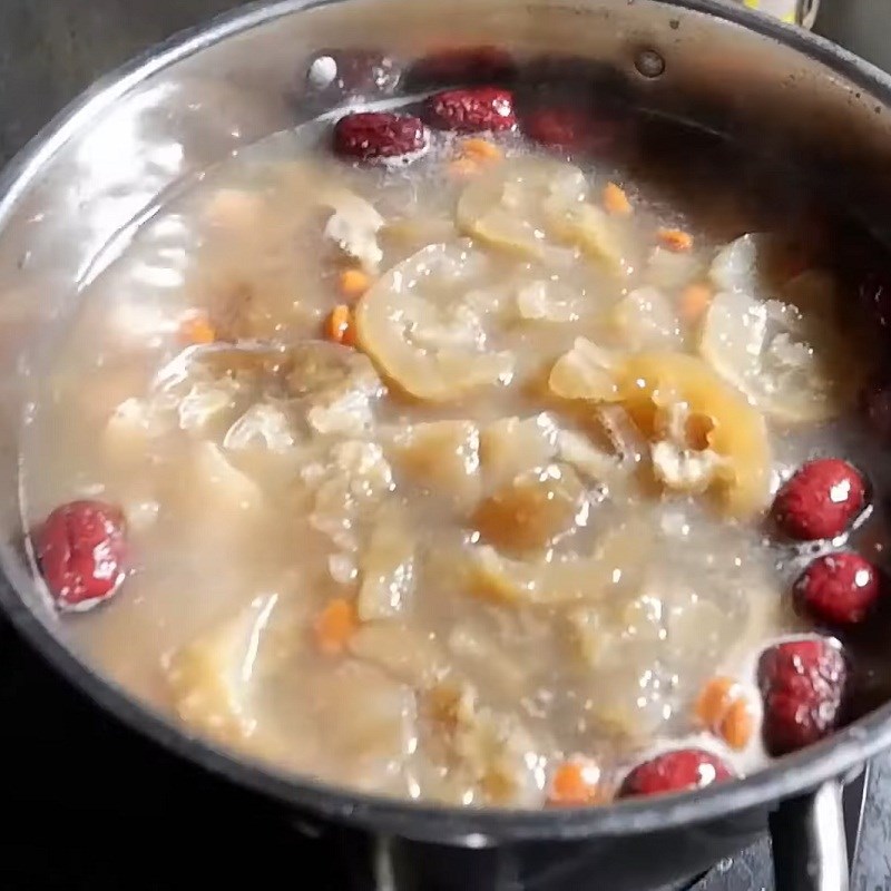 Thêm hải sâm vào nồi canh đang hầm