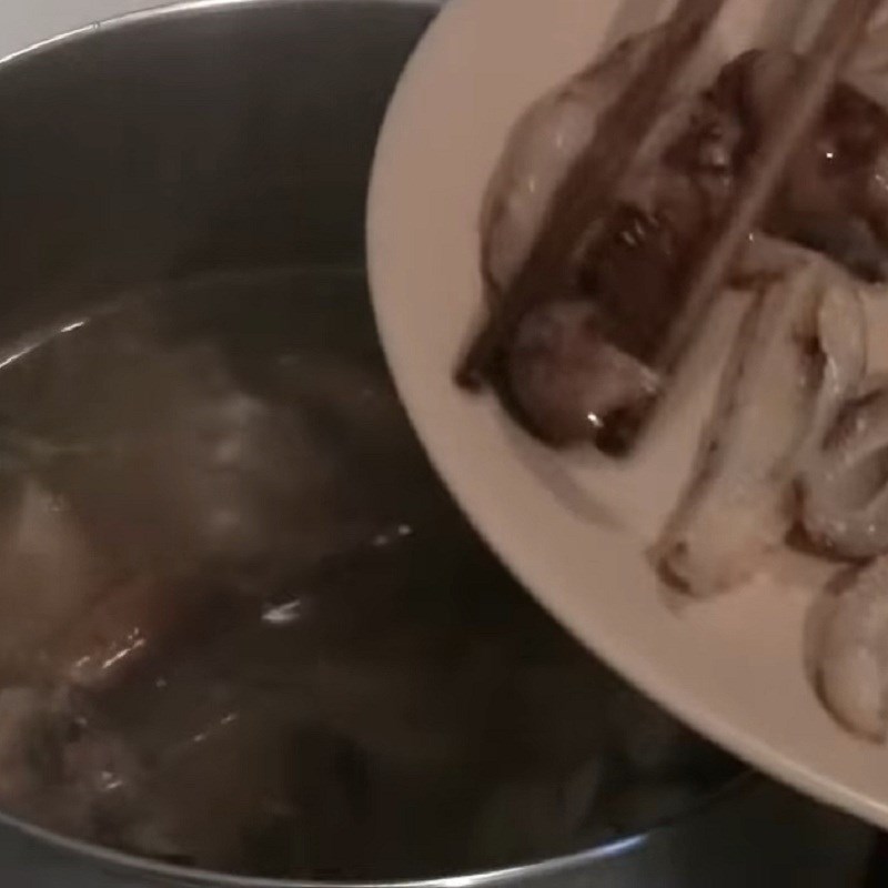 Thêm tất cả nguyên liệu vào nồi để hầm canh