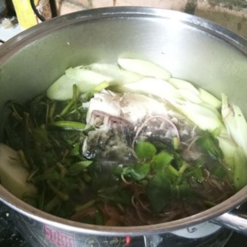 Bước 3 Nấu canh Cá trôi nấu canh chua