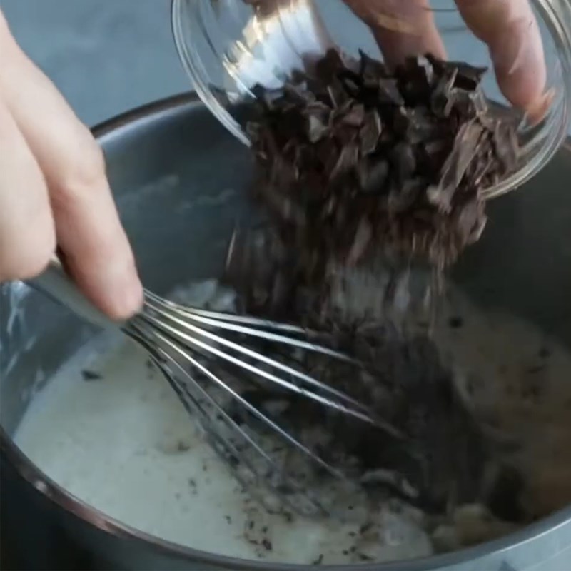 Bước 1 Nấu hỗn hợp socola sữa Kem cháy - creme brulee socola đen